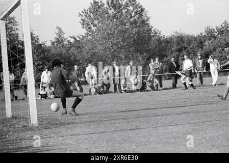 ADO '20 - Hoofddorp, Football, 11. 06. 1973, Whizgle Dutch News: Historische Bilder für die Zukunft. Erkunden Sie die Vergangenheit der Niederlande mit modernen Perspektiven durch Bilder von niederländischen Agenturen. Verbinden der Ereignisse von gestern mit den Erkenntnissen von morgen. Begeben Sie sich auf eine zeitlose Reise mit Geschichten, die unsere Zukunft prägen. Stockfoto