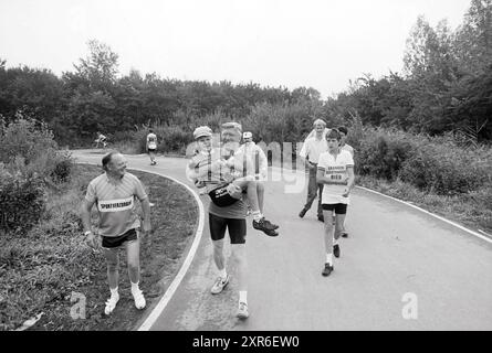 Atmosphere Mücke Rundradtour Spaarnwoude, Muggeronde, 07-08-1989, Whizgle Dutch News: Historische Bilder zugeschnitten auf die Zukunft. Erkunden Sie die Vergangenheit der Niederlande mit modernen Perspektiven durch Bilder von niederländischen Agenturen. Verbinden der Ereignisse von gestern mit den Erkenntnissen von morgen. Begeben Sie sich auf eine zeitlose Reise mit Geschichten, die unsere Zukunft prägen. Stockfoto