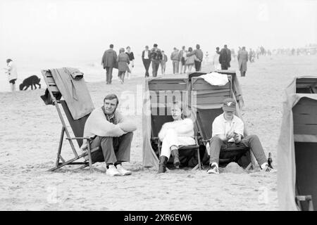 Geschäftiger Strand Zandvoort, Strand und Strände, Zandvoort, 06-04-1985, Whizgle Dutch News: Historische Bilder zugeschnitten auf die Zukunft. Erkunden Sie die Vergangenheit der Niederlande mit modernen Perspektiven durch Bilder von niederländischen Agenturen. Verbinden der Ereignisse von gestern mit den Erkenntnissen von morgen. Begeben Sie sich auf eine zeitlose Reise mit Geschichten, die unsere Zukunft prägen. Stockfoto