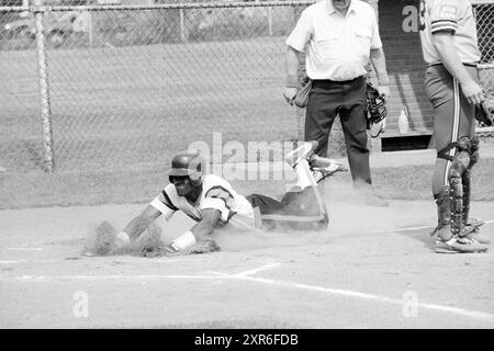 Softball, Kennemerland MEN, 08.07.1992, Whizgle Dutch News: Historical Images Tailored for the Future. Erkunden Sie die Vergangenheit der Niederlande mit modernen Perspektiven durch Bilder von niederländischen Agenturen. Verbinden der Ereignisse von gestern mit den Erkenntnissen von morgen. Begeben Sie sich auf eine zeitlose Reise mit Geschichten, die unsere Zukunft prägen. Stockfoto