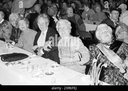 Partykarnevalsverband de Kaninefaaten, Noordwijkerhout, 07-02-1991, Whizgle Dutch News: Historische Bilder zugeschnitten auf die Zukunft. Erkunden Sie die Vergangenheit der Niederlande mit modernen Perspektiven durch Bilder von niederländischen Agenturen. Verbinden der Ereignisse von gestern mit den Erkenntnissen von morgen. Begeben Sie sich auf eine zeitlose Reise mit Geschichten, die unsere Zukunft prägen. Stockfoto