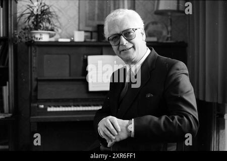 Jan Valkensteijn, Dirigent Kinderchor, Dirigenten, 19-02-1988, Whizgle Dutch News: Historische Bilder zugeschnitten auf die Zukunft. Erkunden Sie die Vergangenheit der Niederlande mit modernen Perspektiven durch Bilder von niederländischen Agenturen. Verbinden der Ereignisse von gestern mit den Erkenntnissen von morgen. Begeben Sie sich auf eine zeitlose Reise mit Geschichten, die unsere Zukunft prägen. Stockfoto