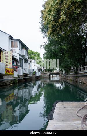 Suzhou, China - 11. Juni 2024 : Blick auf einen Kanal in Suzhou, China, mit traditionellen Gebäuden an den Ufern. Stockfoto