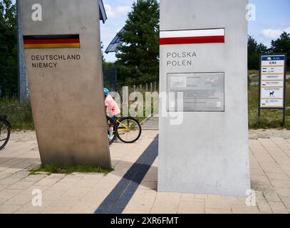 Swinemünde, Deutschland 25. Juli 2024: Grenze zwischen Polen und Deutschland am Radweg im Westen von Świnoujście Stockfoto