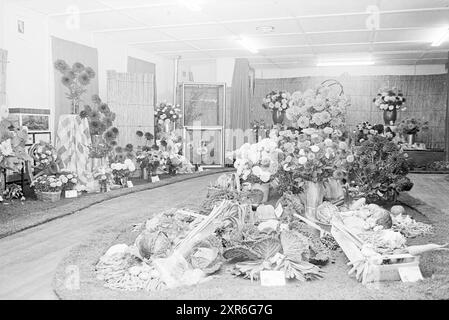Blumenparade Aalsmeer, Blumenparade, Blumenausstellung, 01-09-1967, Whizgle Dutch News: Historische Bilder zugeschnitten auf die Zukunft. Erkunden Sie die Vergangenheit der Niederlande mit modernen Perspektiven durch Bilder von niederländischen Agenturen. Verbinden der Ereignisse von gestern mit den Erkenntnissen von morgen. Begeben Sie sich auf eine zeitlose Reise mit Geschichten, die unsere Zukunft prägen. Stockfoto