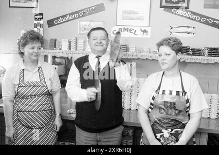 Kantinenmanager macht Musik für Vishal IJmuiden, Vishal Haarlem und Ijmuiden, IJmuiden, Niederlande, 12-05-1988, Whizgle Dutch News: Historical Images Tailored for the Future. Erkunden Sie die Vergangenheit der Niederlande mit modernen Perspektiven durch Bilder von niederländischen Agenturen. Verbinden der Ereignisse von gestern mit den Erkenntnissen von morgen. Begeben Sie sich auf eine zeitlose Reise mit Geschichten, die unsere Zukunft prägen. Stockfoto