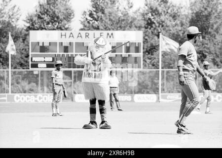 Eröffnung der Baseball-Weltmeisterschaft, 1986 Baseball-Weltmeisterschaften, 19.-07-1986, Whizgle Dutch News: Historische Bilder zugeschnitten auf die Zukunft. Erkunden Sie die Vergangenheit der Niederlande mit modernen Perspektiven durch Bilder von niederländischen Agenturen. Verbinden der Ereignisse von gestern mit den Erkenntnissen von morgen. Begeben Sie sich auf eine zeitlose Reise mit Geschichten, die unsere Zukunft prägen. Stockfoto