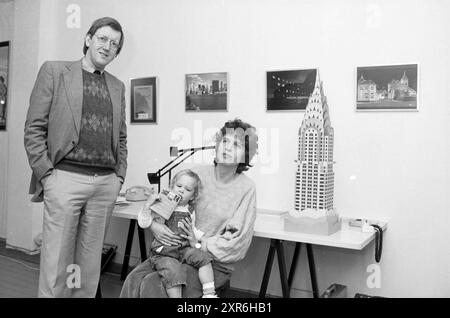 Mann Frau Kind mit gefälschtem Empire State Building in New York, 12. 11. 1985, Whizgle Dutch News: Historische Bilder zugeschnitten auf die Zukunft. Erkunden Sie die Vergangenheit der Niederlande mit modernen Perspektiven durch Bilder von niederländischen Agenturen. Verbinden der Ereignisse von gestern mit den Erkenntnissen von morgen. Begeben Sie sich auf eine zeitlose Reise mit Geschichten, die unsere Zukunft prägen. Stockfoto