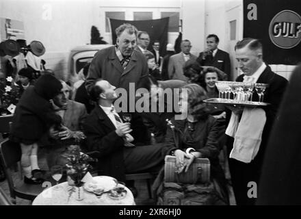 Eröffnung Schmier-/Tankstelle GULF, Brinkmann Haarlem, Eröffnung, Öffnungen, Inbetriebnahme, 26-11-1960, Whizgle Dutch News: Historical Images Tailored for the Future. Erkunden Sie die Vergangenheit der Niederlande mit modernen Perspektiven durch Bilder von niederländischen Agenturen. Verbinden der Ereignisse von gestern mit den Erkenntnissen von morgen. Begeben Sie sich auf eine zeitlose Reise mit Geschichten, die unsere Zukunft prägen. Stockfoto