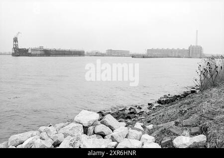 Western Docklands, Amsterdam, Häfen, Amsterdam, Niederlande, 23-03-1982, Whizgle Dutch News: Historical Images Tailored for the Future. Erkunden Sie die Vergangenheit der Niederlande mit modernen Perspektiven durch Bilder von niederländischen Agenturen. Verbinden der Ereignisse von gestern mit den Erkenntnissen von morgen. Begeben Sie sich auf eine zeitlose Reise mit Geschichten, die unsere Zukunft prägen. Stockfoto