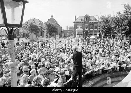 Abschied Bürgermeister Nawijn Juwel. Zandvoort, Bürgermeister, 30-06-1977, Whizgle Dutch News: Historische Bilder zugeschnitten auf die Zukunft. Erkunden Sie die Vergangenheit der Niederlande mit modernen Perspektiven durch Bilder von niederländischen Agenturen. Verbinden der Ereignisse von gestern mit den Erkenntnissen von morgen. Begeben Sie sich auf eine zeitlose Reise mit Geschichten, die unsere Zukunft prägen. Stockfoto