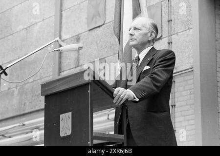 Abschied Bürgermeister Nawijn Juwel. Zandvoort, Bürgermeister, 30-06-1977, Whizgle Dutch News: Historische Bilder zugeschnitten auf die Zukunft. Erkunden Sie die Vergangenheit der Niederlande mit modernen Perspektiven durch Bilder von niederländischen Agenturen. Verbinden der Ereignisse von gestern mit den Erkenntnissen von morgen. Begeben Sie sich auf eine zeitlose Reise mit Geschichten, die unsere Zukunft prägen. Stockfoto