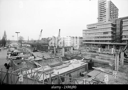 Bericht über den Transport und die Installation schwerer Stahlträger für den Bau., Whizgle Dutch News: Historical Images Tailored for the Future. Erkunden Sie die Vergangenheit der Niederlande mit modernen Perspektiven durch Bilder von niederländischen Agenturen. Verbinden der Ereignisse von gestern mit den Erkenntnissen von morgen. Begeben Sie sich auf eine zeitlose Reise mit Geschichten, die unsere Zukunft prägen. Stockfoto