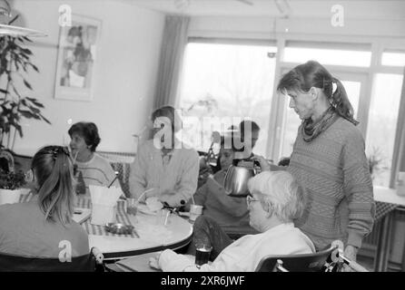 Gruppenübersicht Nieuw Unicum, Zandvoort, Zandvoortselaan, 23-01-1991, Whizgle Dutch News: Historical Images Tailored for the Future. Erkunden Sie die Vergangenheit der Niederlande mit modernen Perspektiven durch Bilder von niederländischen Agenturen. Verbinden der Ereignisse von gestern mit den Erkenntnissen von morgen. Begeben Sie sich auf eine zeitlose Reise mit Geschichten, die unsere Zukunft prägen. Stockfoto