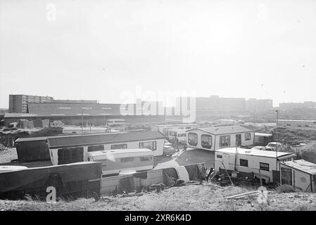 Zandvoort Wohnwagenlager (Übersicht + Waschmöglichkeiten), Wohnwagenlager, Wohnwagenbewohner, 10-11-1977, Whizgle Dutch News: historische Bilder für die Zukunft. Erkunden Sie die Vergangenheit der Niederlande mit modernen Perspektiven durch Bilder von niederländischen Agenturen. Verbinden der Ereignisse von gestern mit den Erkenntnissen von morgen. Begeben Sie sich auf eine zeitlose Reise mit Geschichten, die unsere Zukunft prägen. Stockfoto