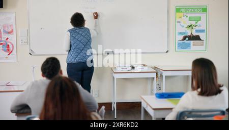 Bildung, Lehrer und Schreiben auf Whiteboard in der Highschool, Biologie und Lektion für Lernen und Entwicklung. Weibliche Person, Klassenzimmer und Stockfoto