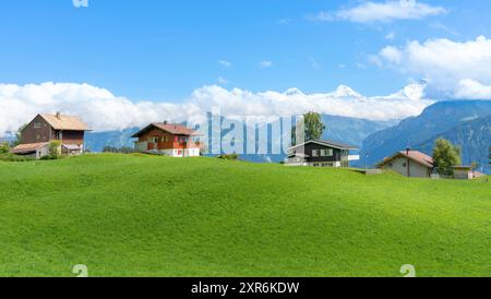 Typisches Dorf mit Holzhäusern auf der Spitze der schweizer alpen - schweiz Stockfoto