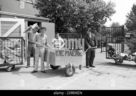 Robert Blaeke Holiday Work Heemskerk, Holiday Work, Heemskerk, 25-07-1985, Whizgle Dutch News: Historical Images Tailored for the Future. Erkunden Sie die Vergangenheit der Niederlande mit modernen Perspektiven durch Bilder von niederländischen Agenturen. Verbinden der Ereignisse von gestern mit den Erkenntnissen von morgen. Begeben Sie sich auf eine zeitlose Reise mit Geschichten, die unsere Zukunft prägen. Stockfoto