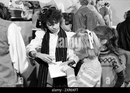 Arrival of Popgroup Stars TV Film Fame at Schiphol, Groups, Music, 28-03-1983, Whizgle Dutch News: Historische Bilder zugeschnitten auf die Zukunft. Erkunden Sie die Vergangenheit der Niederlande mit modernen Perspektiven durch Bilder von niederländischen Agenturen. Verbinden der Ereignisse von gestern mit den Erkenntnissen von morgen. Begeben Sie sich auf eine zeitlose Reise mit Geschichten, die unsere Zukunft prägen. Stockfoto