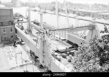 Crane at Figee, Figee, Haarlem, Niederlande, 13-08-1982, Whizgle Dutch News: historische Bilder für die Zukunft. Erkunden Sie die Vergangenheit der Niederlande mit modernen Perspektiven durch Bilder von niederländischen Agenturen. Verbinden der Ereignisse von gestern mit den Erkenntnissen von morgen. Begeben Sie sich auf eine zeitlose Reise mit Geschichten, die unsere Zukunft prägen. Stockfoto