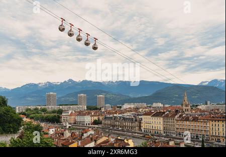 Panoramablick auf die Stadt Grenoble in Frankreich mit der sphärischen Kabinenbahn Stockfoto