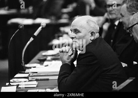 Budget Debates, Haarlem, Gemeinderat von Haarlem, 12. 07. 1964, Whizgle Dutch News: Historical Images Tailored for the Future. Erkunden Sie die Vergangenheit der Niederlande mit modernen Perspektiven durch Bilder von niederländischen Agenturen. Verbinden der Ereignisse von gestern mit den Erkenntnissen von morgen. Begeben Sie sich auf eine zeitlose Reise mit Geschichten, die unsere Zukunft prägen. Stockfoto