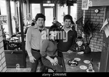 Café 't Eindpunt: Bloemendaal aan Zee, Café, Bloemendaal aan Zee, 11-03-1981, Whizgle Dutch News: Historische Bilder für die Zukunft. Erkunden Sie die Vergangenheit der Niederlande mit modernen Perspektiven durch Bilder von niederländischen Agenturen. Verbinden der Ereignisse von gestern mit den Erkenntnissen von morgen. Begeben Sie sich auf eine zeitlose Reise mit Geschichten, die unsere Zukunft prägen. Stockfoto