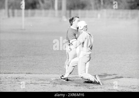 Softball, Bloemendaal - Sparks, 01-05-1992, Whizgle Dutch News: Historical Images Tailored for the Future. Erkunden Sie die Vergangenheit der Niederlande mit modernen Perspektiven durch Bilder von niederländischen Agenturen. Verbinden der Ereignisse von gestern mit den Erkenntnissen von morgen. Begeben Sie sich auf eine zeitlose Reise mit Geschichten, die unsere Zukunft prägen. Stockfoto