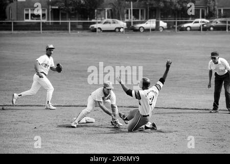 Softball Men Kennemerland, 19-08-1994, Whizgle Dutch News: Historical Images Tailored for the Future. Erkunden Sie die Vergangenheit der Niederlande mit modernen Perspektiven durch Bilder von niederländischen Agenturen. Verbinden der Ereignisse von gestern mit den Erkenntnissen von morgen. Begeben Sie sich auf eine zeitlose Reise mit Geschichten, die unsere Zukunft prägen. Stockfoto