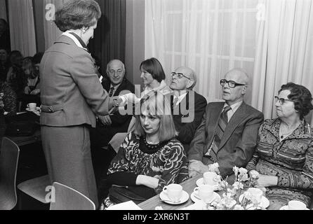 Präsentation des Buches 'Help we are developed' The Hague Nieuwspoort, Spectrum, 14-03-1978, Whizgle Dutch News: Historische Bilder zugeschnitten auf die Zukunft. Erkunden Sie die Vergangenheit der Niederlande mit modernen Perspektiven durch Bilder von niederländischen Agenturen. Verbinden der Ereignisse von gestern mit den Erkenntnissen von morgen. Begeben Sie sich auf eine zeitlose Reise mit Geschichten, die unsere Zukunft prägen. Stockfoto