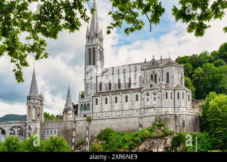 Blick auf die Basilika des Heiligtums unserer Lieben Frau von Loudes in Frankreich Stockfoto