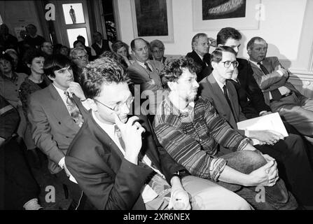 Politisches Café Haarlemmermeer, 25-01-1994, Whizgle Dutch News: Historische Bilder zugeschnitten auf die Zukunft. Erkunden Sie die Vergangenheit der Niederlande mit modernen Perspektiven durch Bilder von niederländischen Agenturen. Verbinden der Ereignisse von gestern mit den Erkenntnissen von morgen. Begeben Sie sich auf eine zeitlose Reise mit Geschichten, die unsere Zukunft prägen. Stockfoto