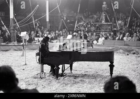 Ein Pianist in Circus Toni Boltini, Whizgle Dutch News: Historical Images Tailored for the Future. Erkunden Sie die Vergangenheit der Niederlande mit modernen Perspektiven durch Bilder von niederländischen Agenturen. Verbinden der Ereignisse von gestern mit den Erkenntnissen von morgen. Begeben Sie sich auf eine zeitlose Reise mit Geschichten, die unsere Zukunft prägen. Stockfoto