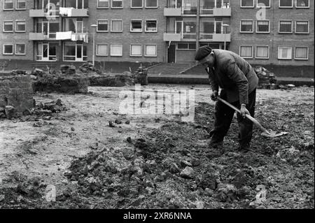 Gärtner auf künstlicher Insel vor dem Wohnhaus, Whizgle Dutch News: Historische Bilder für die Zukunft. Erkunden Sie die Vergangenheit der Niederlande mit modernen Perspektiven durch Bilder von niederländischen Agenturen. Verbinden der Ereignisse von gestern mit den Erkenntnissen von morgen. Begeben Sie sich auf eine zeitlose Reise mit Geschichten, die unsere Zukunft prägen. Stockfoto