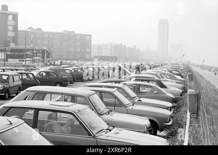 Geschäftiger Bahnhof Zandvoort Strand, Parkplatz, geschäftig, Zandvoort, Zandvoort, 05-08-1981, Whizgle Dutch News: historische Bilder für die Zukunft. Erkunden Sie die Vergangenheit der Niederlande mit modernen Perspektiven durch Bilder von niederländischen Agenturen. Verbinden der Ereignisse von gestern mit den Erkenntnissen von morgen. Begeben Sie sich auf eine zeitlose Reise mit Geschichten, die unsere Zukunft prägen. Stockfoto