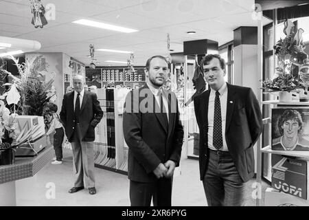 Eröffnung von Eishockeyhalle, Zoetermeer, Eis, Eislaufbahn, Eishockey, Zoetermeer, 27. 11. 1982, Whizgle Dutch News: Historical Images Tailored for the Future. Erkunden Sie die Vergangenheit der Niederlande mit modernen Perspektiven durch Bilder von niederländischen Agenturen. Verbinden der Ereignisse von gestern mit den Erkenntnissen von morgen. Begeben Sie sich auf eine zeitlose Reise mit Geschichten, die unsere Zukunft prägen. Stockfoto