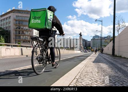 LISSABON, PORTUGAL - 29. APRIL 2021: Uber Eats App-Mitarbeiter der Fahrradlieferung in der portugiesischen Innenstadt von Lissabon Stockfoto