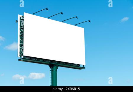Leere Werbetafel auf der Autobahn, mit blauem Himmel - Werbekonzept - Mockup Stockfoto