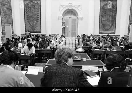 Provinz trifft Ausländer, Ausländer, Prov Bundesstaaten, Prov Water Management, Provincial House, 22-10-1985, Whizgle Dutch News: Historical Images Tailored for the Future. Erkunden Sie die Vergangenheit der Niederlande mit modernen Perspektiven durch Bilder von niederländischen Agenturen. Verbinden der Ereignisse von gestern mit den Erkenntnissen von morgen. Begeben Sie sich auf eine zeitlose Reise mit Geschichten, die unsere Zukunft prägen. Stockfoto