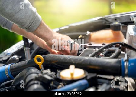 Mechaniker arbeiten am Motor eines Rennwagens Stockfoto