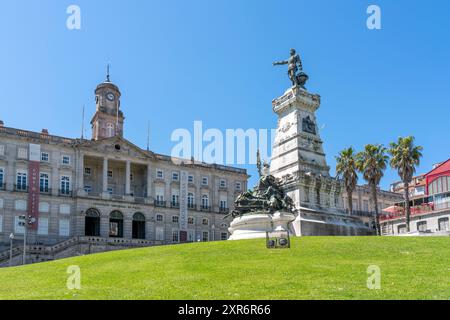 Praca do Infante mit dem Palacio da Bolsa und der Statue von Infante D Henrique Stockfoto