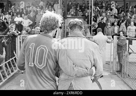 Football HFC Haarlem - NEC, Haarlem, Niederlande, 04-05-1980, Whizgle Dutch News: Historische Bilder für die Zukunft. Erkunden Sie die Vergangenheit der Niederlande mit modernen Perspektiven durch Bilder von niederländischen Agenturen. Verbinden der Ereignisse von gestern mit den Erkenntnissen von morgen. Begeben Sie sich auf eine zeitlose Reise mit Geschichten, die unsere Zukunft prägen. Stockfoto