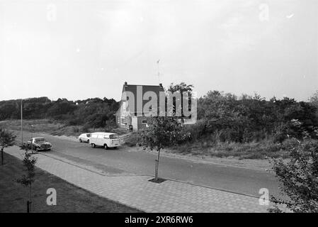 Überblick über das Gelände Quarles van Uffordlaan, Zandvoort + Ranger's House, Grounds, Zandvoort, Jonkheer P.N. Quarles van Uffordlaan, 26-09-1977, Whizgle Dutch News: Historische Bilder zugeschnitten auf die Zukunft. Erkunden Sie die Vergangenheit der Niederlande mit modernen Perspektiven durch Bilder von niederländischen Agenturen. Verbinden der Ereignisse von gestern mit den Erkenntnissen von morgen. Begeben Sie sich auf eine zeitlose Reise mit Geschichten, die unsere Zukunft prägen. Stockfoto