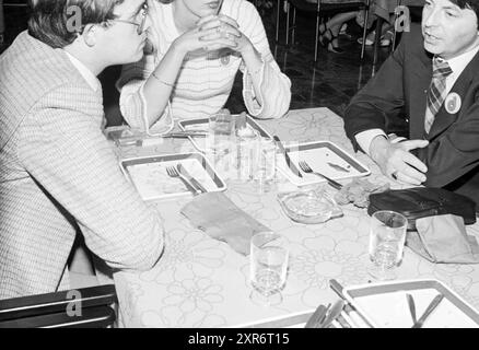 S/W und Color Euro Drugstore Day Utrecht (Komma), Meetings, Utrecht, 11-06-1979, Whizgle Dutch News: Historische Bilder zugeschnitten auf die Zukunft. Erkunden Sie die Vergangenheit der Niederlande mit modernen Perspektiven durch Bilder von niederländischen Agenturen. Verbinden der Ereignisse von gestern mit den Erkenntnissen von morgen. Begeben Sie sich auf eine zeitlose Reise mit Geschichten, die unsere Zukunft prägen. Stockfoto