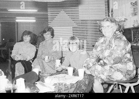 Nachbarschaft im Blickfeld - Europawijk (Einwohner im Gespräch), Haarlem, Niederlande, 01-10-1979, Whizgle Dutch News: Historische Bilder für die Zukunft. Erkunden Sie die Vergangenheit der Niederlande mit modernen Perspektiven durch Bilder von niederländischen Agenturen. Verbinden der Ereignisse von gestern mit den Erkenntnissen von morgen. Begeben Sie sich auf eine zeitlose Reise mit Geschichten, die unsere Zukunft prägen. Stockfoto