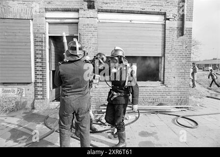 Feuer des leeren Hauses, Alkmaarseweg, B'wijk, Feuer, Feuerwehr, Beverwijk, Alkmaarseweg, Niederlande, 15-10-1975, Whizgle Dutch News: Historical Images Tailored for the Future. Erkunden Sie die Vergangenheit der Niederlande mit modernen Perspektiven durch Bilder von niederländischen Agenturen. Verbinden der Ereignisse von gestern mit den Erkenntnissen von morgen. Begeben Sie sich auf eine zeitlose Reise mit Geschichten, die unsere Zukunft prägen. Stockfoto