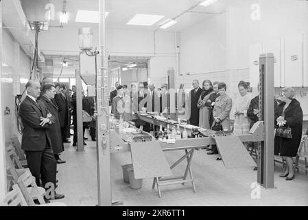 Eröffnung Tankstelle Gesamt, Eröffnung, Öffnungen, Inbetriebnahme, Gesamt, Haarlem, Friese Varkenmarkt, Niederlande, 28-03-1969, Whizgle Dutch News: Historical Images Tailored for the Future. Erkunden Sie die Vergangenheit der Niederlande mit modernen Perspektiven durch Bilder von niederländischen Agenturen. Verbinden der Ereignisse von gestern mit den Erkenntnissen von morgen. Begeben Sie sich auf eine zeitlose Reise mit Geschichten, die unsere Zukunft prägen. Stockfoto