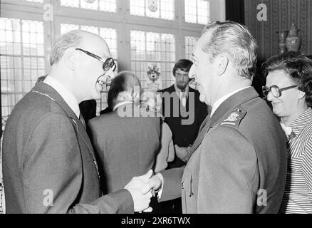 Installation von Bürgermeister Machielsen Zandvoort, Bürgermeister, 05-10-1977, Whizgle Dutch News: Historische Bilder zugeschnitten auf die Zukunft. Erkunden Sie die Vergangenheit der Niederlande mit modernen Perspektiven durch Bilder von niederländischen Agenturen. Verbinden der Ereignisse von gestern mit den Erkenntnissen von morgen. Begeben Sie sich auf eine zeitlose Reise mit Geschichten, die unsere Zukunft prägen. Stockfoto