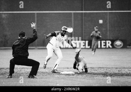 Spiel Niederlande - niederländische Antillen im Rahmen der Haarlem Baseball Week 1980 (12. Bis 22. August), Haarlem, Niederlande, 12. August 1980, Whizgle Dutch News: Historische Bilder zugeschnitten auf die Zukunft. Erkunden Sie die Vergangenheit der Niederlande mit modernen Perspektiven durch Bilder von niederländischen Agenturen. Verbinden der Ereignisse von gestern mit den Erkenntnissen von morgen. Begeben Sie sich auf eine zeitlose Reise mit Geschichten, die unsere Zukunft prägen. Stockfoto