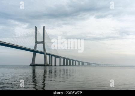 Blick auf die Vasco da Gama Brücke in Lissabon, Portugal, an einem nebligen Tag Stockfoto